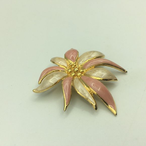 VINTAGE Pink Flower Brooch, Retro Metalwork & Enamel Poinsettia Floral Lapel Pin - Picture 5 of 9